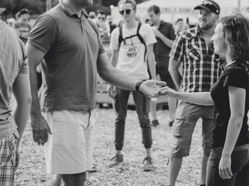 Deux personnes se serrant la main